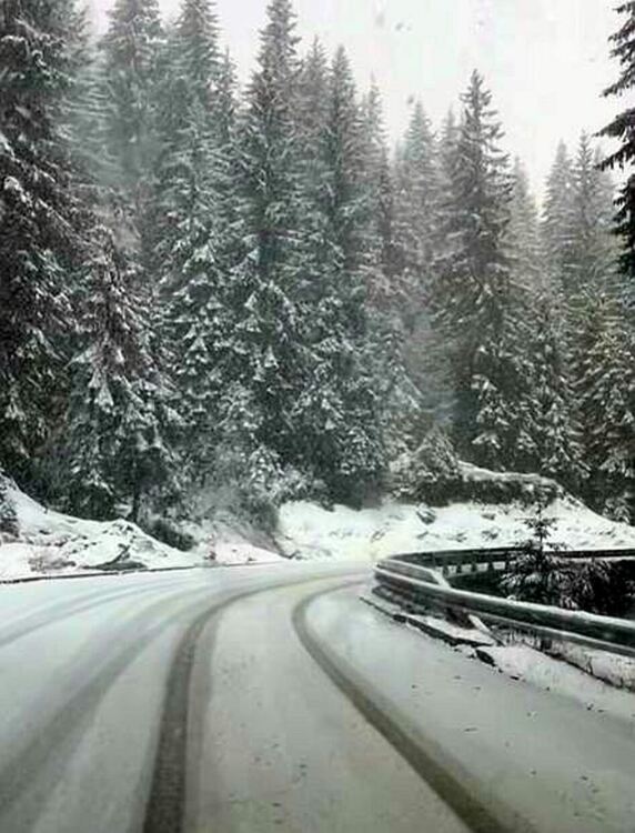 Сняг вали по проходите в Смолянско, натрупа около 5 см 