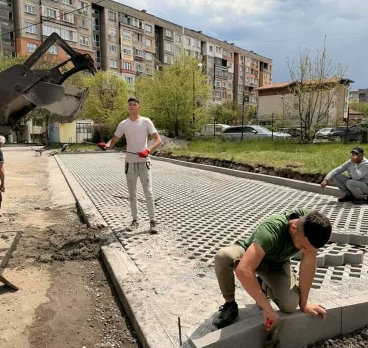 Нови тротоари и паркоместа се изграждат по улиците &bdquo;Струма&ldquo; и &bdquo;Георги Раковски&ldquo;