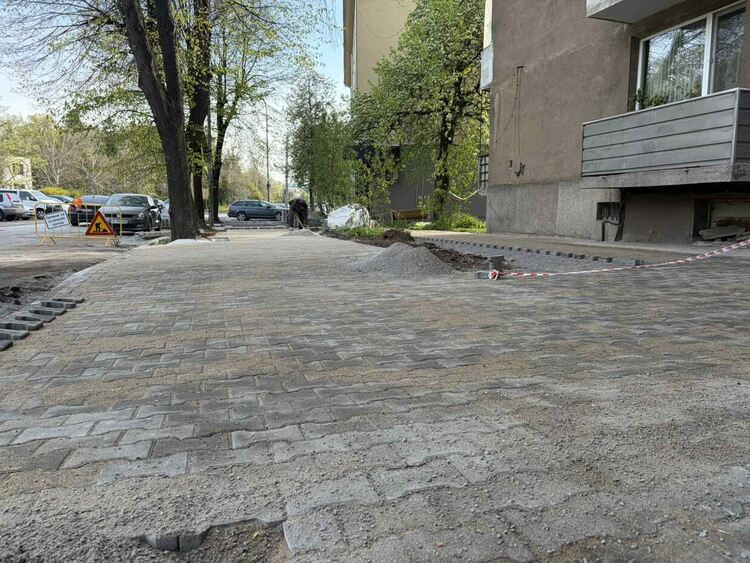 Нови тротоари и паркоместа се изграждат по улиците &bdquo;Струма&ldquo; и &bdquo;Георги Раковски&ldquo;