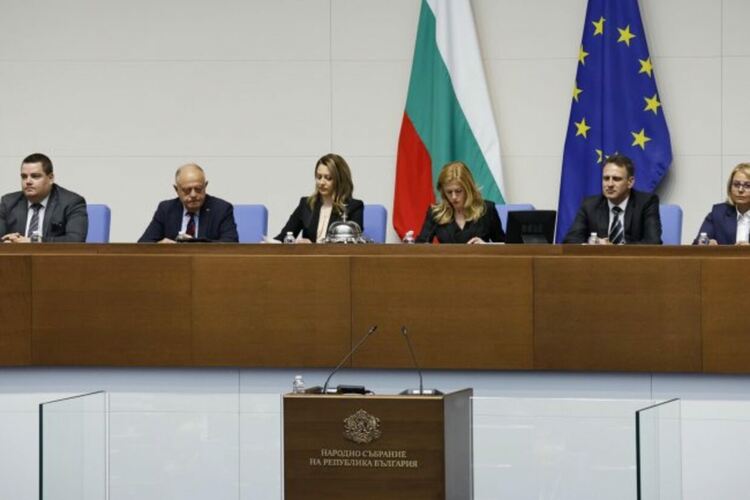 Партията на Радев при откриването на НС: Еуфорията свърши. До дни ще се сблъскаме със завладяната държава