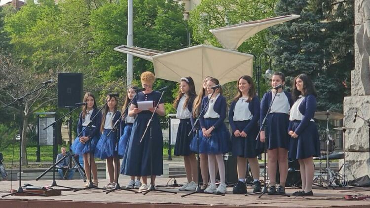 Пленера &bdquo;Пеньо Пенев &ndash; цветовете и звуците на думите&ldquo; събра десетки ученици от Димитровград