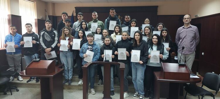 Ученици от ФСГ решаваха казуси със съдия в Административен съд&nbsp;&ndash; Хасково