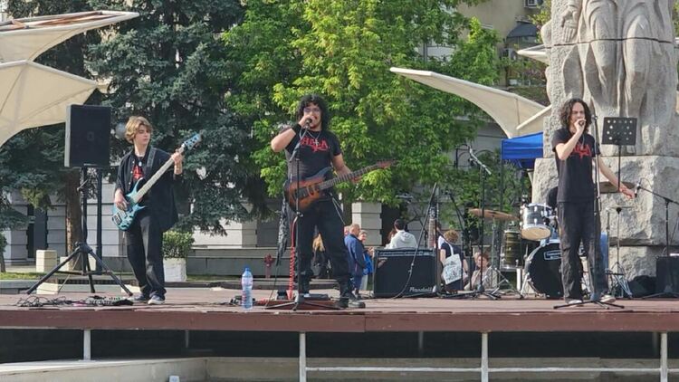 Пленера &bdquo;Пеньо Пенев &ndash; цветовете и звуците на думите&ldquo; събра десетки ученици от Димитровград