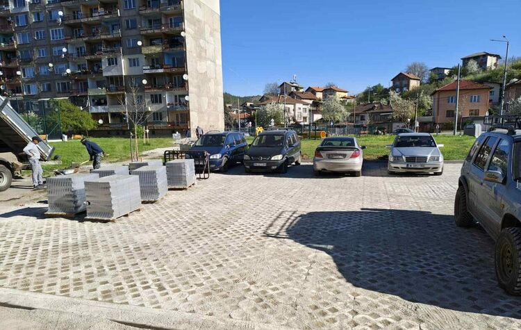 Нови тротоари и паркоместа се изграждат по улиците &bdquo;Струма&ldquo; и &bdquo;Георги Раковски&ldquo;