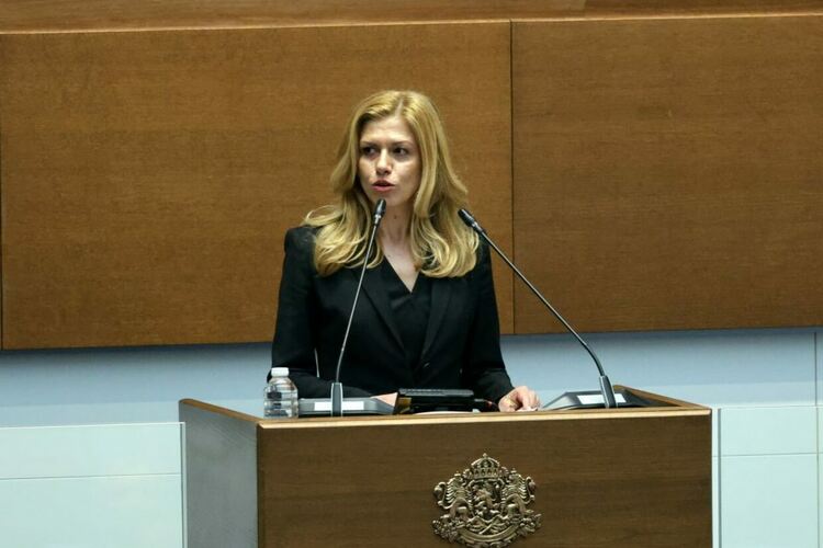 Коя е Михаела Доцова, която беше избрана за председател на новия парламент