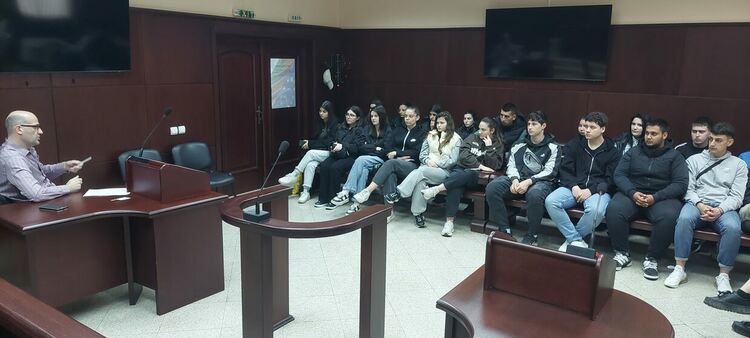 Ученици от ФСГ решаваха казуси със съдия в Административен съд&nbsp;&ndash; Хасково