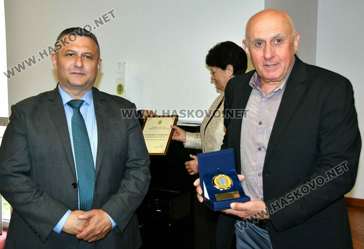 Торта с дължина от 8.31 метра и Почетен знак за Божидар Саръбоюков