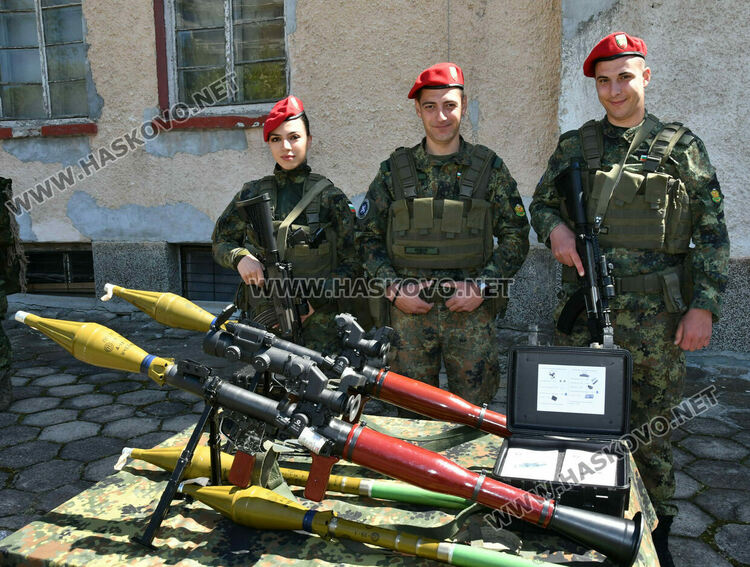 Ученици видяха освобождаване на заложник и ръкопашни схватки