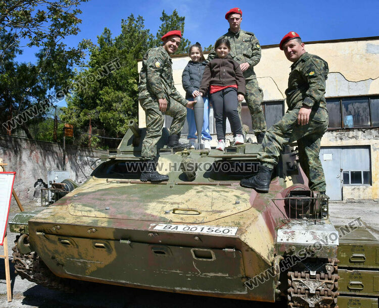 Ученици видяха освобождаване на заложник и ръкопашни схватки