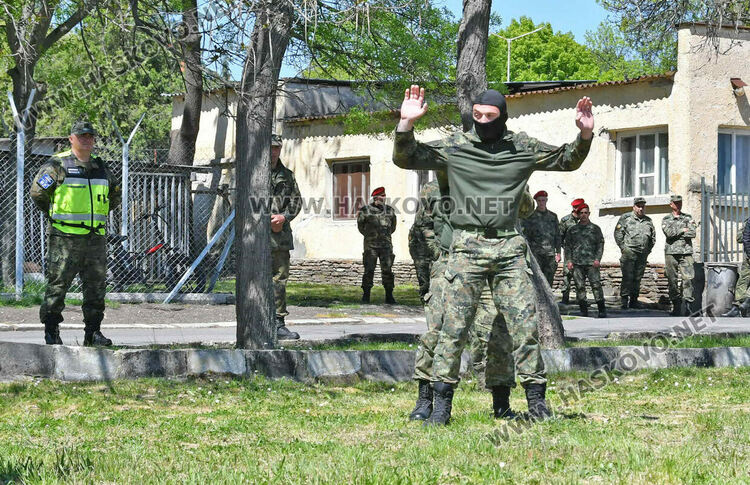 Ученици видяха освобождаване на заложник и ръкопашни схватки