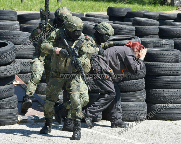 Ученици видяха освобождаване на заложник и ръкопашни схватки