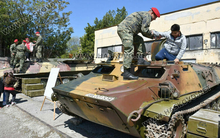 Ученици видяха освобождаване на заложник и ръкопашни схватки