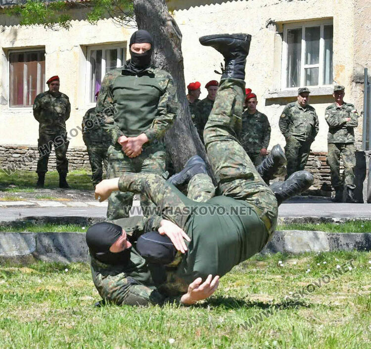 Ученици видяха освобождаване на заложник и ръкопашни схватки