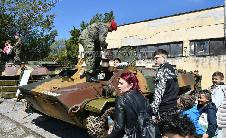 Ученици видяха освобождаване на заложник и ръкопашни схватки