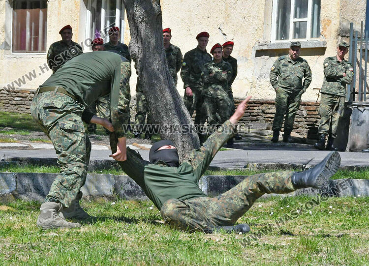 Ученици видяха освобождаване на заложник и ръкопашни схватки