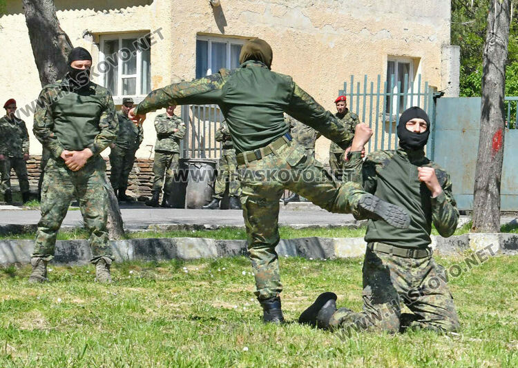 Ученици видяха освобождаване на заложник и ръкопашни схватки