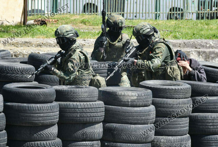 Ученици видяха освобождаване на заложник и ръкопашни схватки