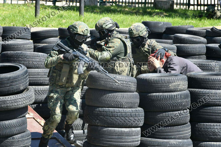 Ученици видяха освобождаване на заложник и ръкопашни схватки