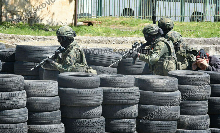 Ученици видяха освобождаване на заложник и ръкопашни схватки