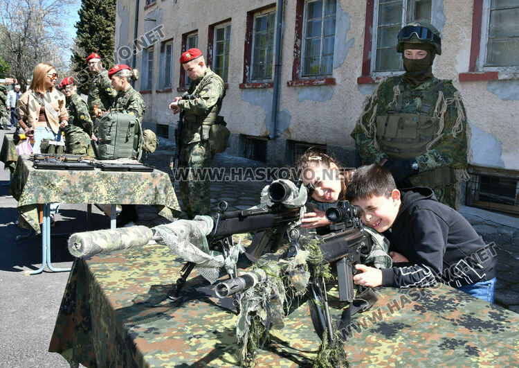 Ученици видяха освобождаване на заложник и ръкопашни схватки