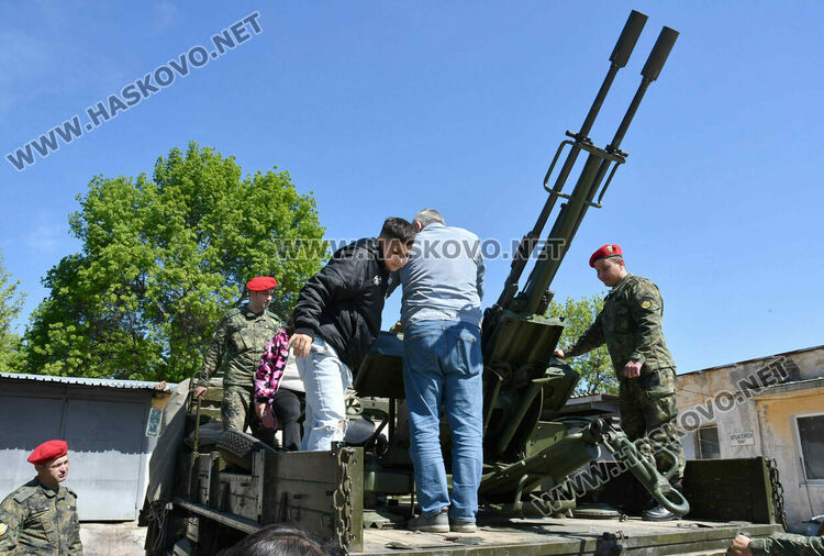 Ученици видяха освобождаване на заложник и ръкопашни схватки