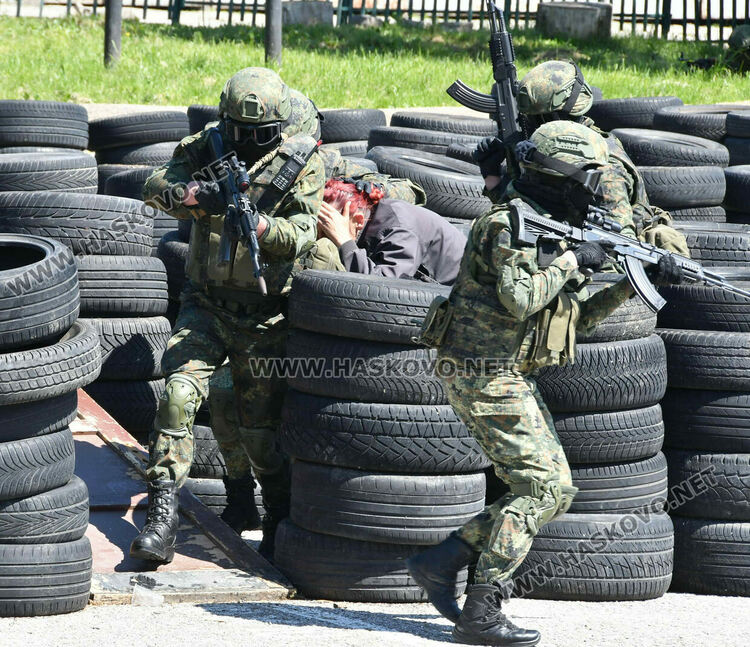 Ученици видяха освобождаване на заложник и ръкопашни схватки