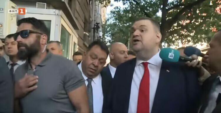 Баретите вече не охраняват Пеевски.