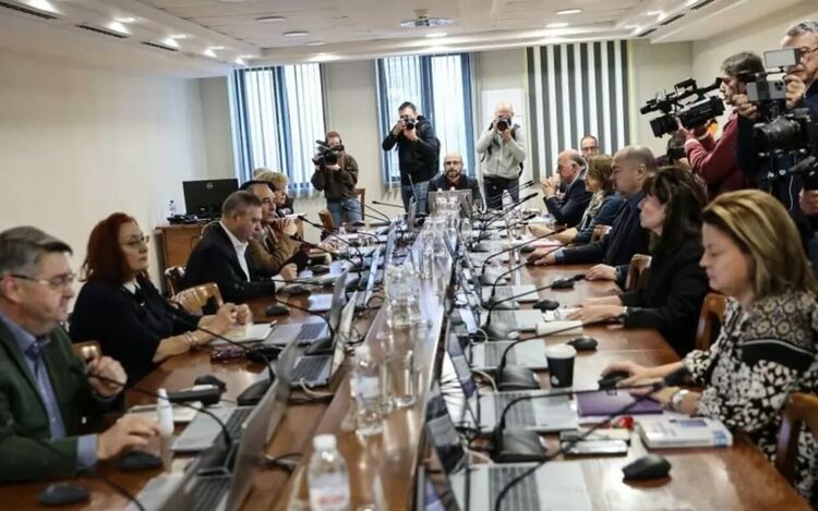 За да избере своята квота от 11 души в следващия Висш съдебен съвет парламентът трябва да събере мнозинство от 2/3, т.е. 160 депутати. Мандатът на този съвет изтече през октомври 2022 г.