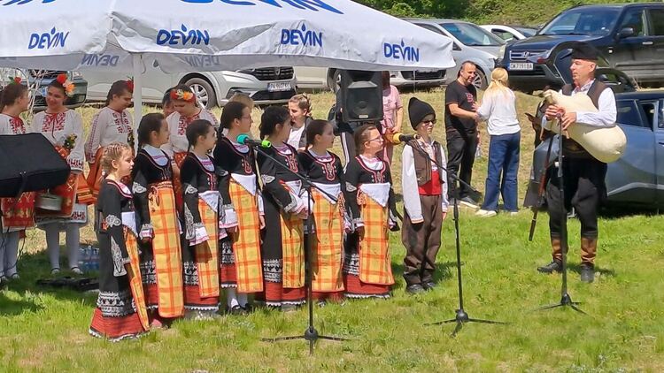 Девин отбеляза Гергьовден с курбан, народно веселие и футболен турнир за 170 деца