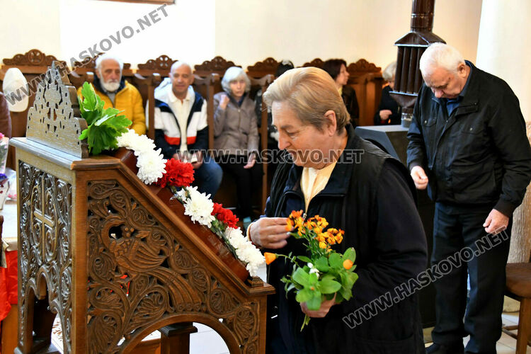 Отец Георги води празничната служба за Гергьовден в храма "Св. Георги Победоносец"
