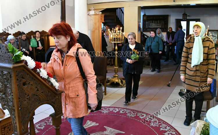 Отец Георги води празничната служба за Гергьовден в храма "Св. Георги Победоносец"