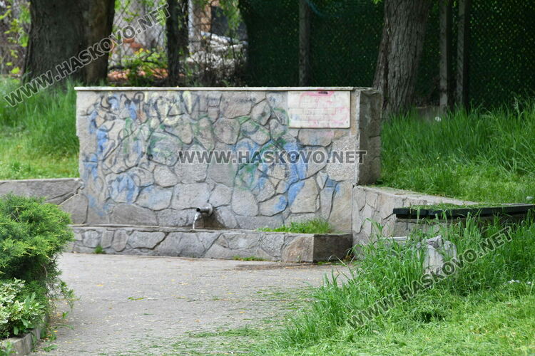 С нова техника косят тревата в хасковските паркове