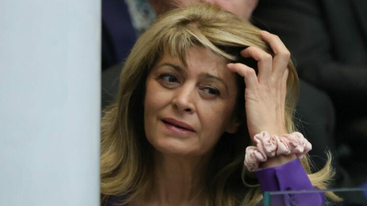 Как Десислава Радева говори без думи в деня, в който Радев пое властта