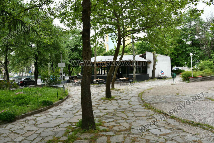 С нова техника косят тревата в хасковските паркове