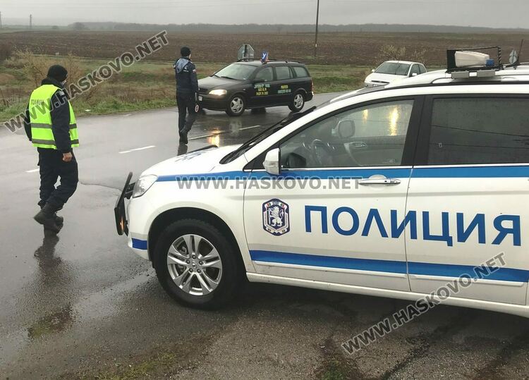 Опит за бягство: Неправоспособен &bdquo;изпробва&ldquo; скоростта на Фолксвагена си пред полицаи