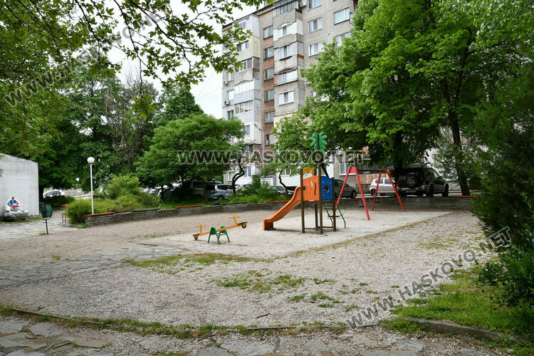 С нова техника косят тревата в хасковските паркове