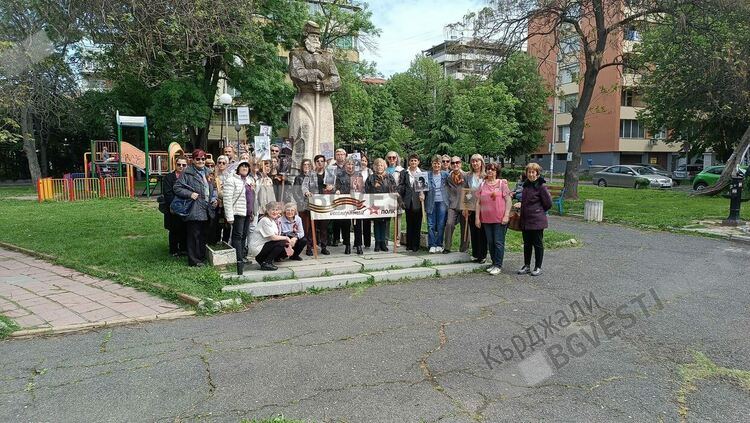 В Кърджали възстановиха инициативата &bdquo;Безсмертния полк&ldquo; в Деня на Победата