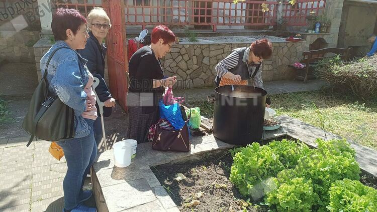 Курбан за здраве раздадоха за храмовия празник от църквата &bdquo;Свети Георги&ldquo;в Кърджали