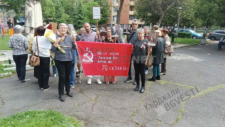 В Кърджали възстановиха инициативата &bdquo;Безсмертния полк&ldquo; в Деня на Победата