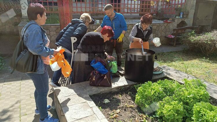 Курбан за здраве раздадоха за храмовия празник от църквата &bdquo;Свети Георги&ldquo;в Кърджали