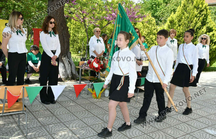 Слонска паста за зъби и излюпени пиленца в новите STEM кабинети на патронния празник на училището в Конуш
