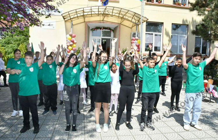Слонска паста за зъби и излюпени пиленца в новите STEM кабинети на патронния празник на училището в Конуш
