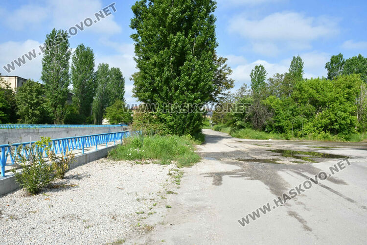 Сигнал: Бликаща вода пропуква обновеното корито на реката в Хасково