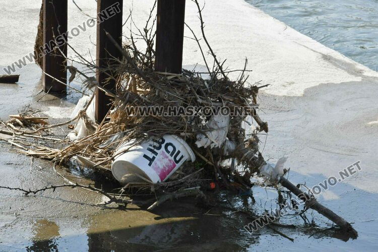 Сигнал: Бликаща вода пропуква обновеното корито на реката в Хасково