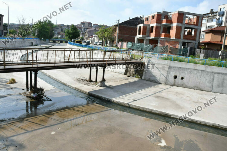 Сигнал: Бликаща вода пропуква обновеното корито на реката в Хасково