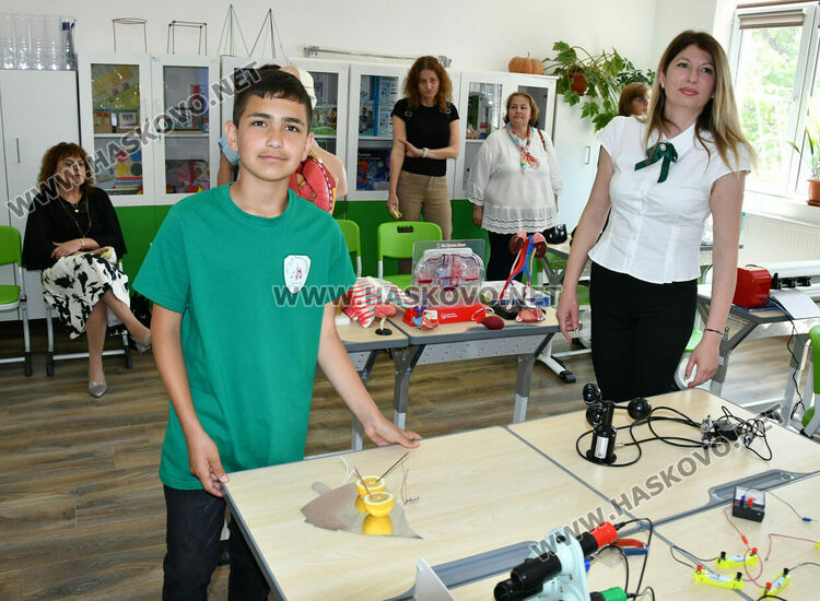 Слонска паста за зъби и излюпени пиленца в новите STEM кабинети на патронния празник на училището в Конуш
