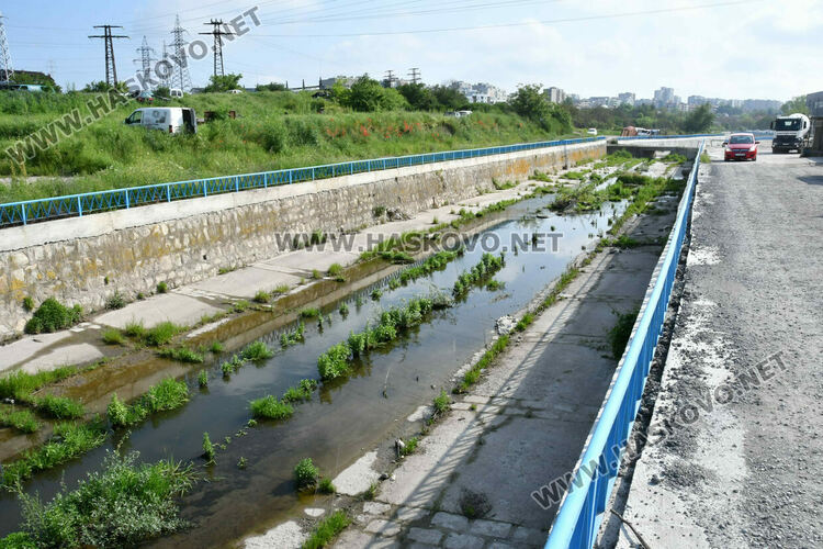 Сигнал: Бликаща вода пропуква обновеното корито на реката в Хасково