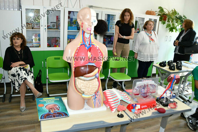 Слонска паста за зъби и излюпени пиленца в новите STEM кабинети на патронния празник на училището в Конуш
