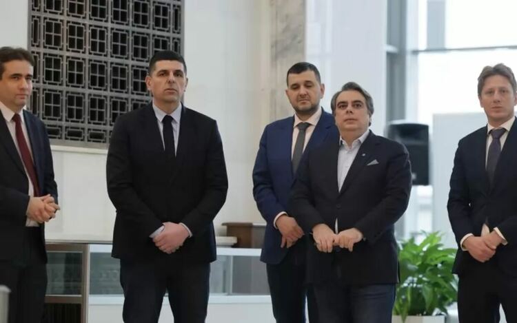 Ако не могат да бъдат единни, лидерите на ПП и ДБ могат поне да не си пречат, когато са разделени.