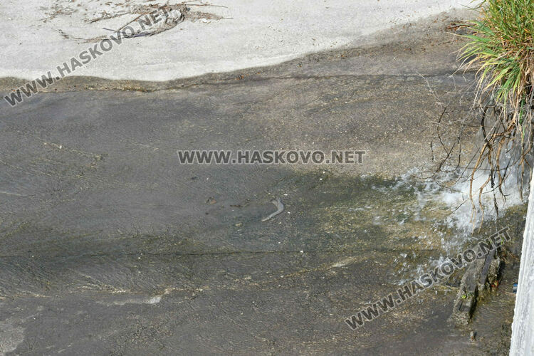 Сигнал: Бликаща вода пропуква обновеното корито на реката в Хасково